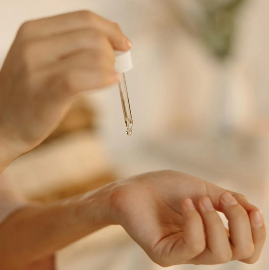 Morning or Night? The Best Time to Use Vitamin C Serum